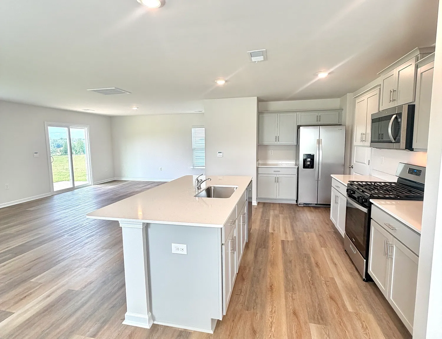 4 bed, 2.5 bath, 2174 sqft, $2,290 — Photo 3
