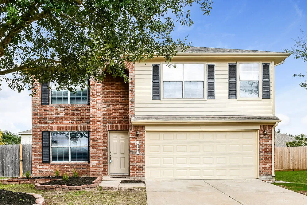 4 bed, 2.5 bath, 2190 sqft, $1,915 — Photo 1