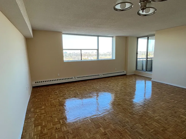 625 Finch Ave W — Photo 6