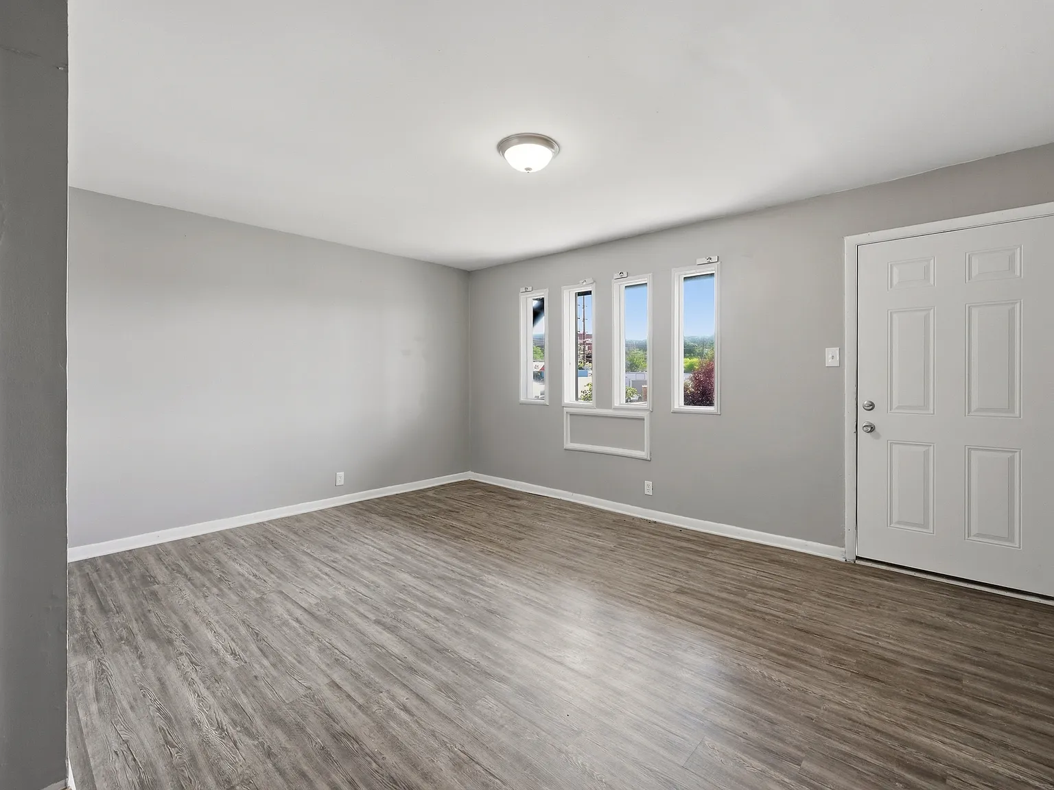 Oxford Circle Apartments — Photo 2