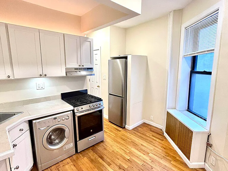 608 E 9th St #9 — Photo 2