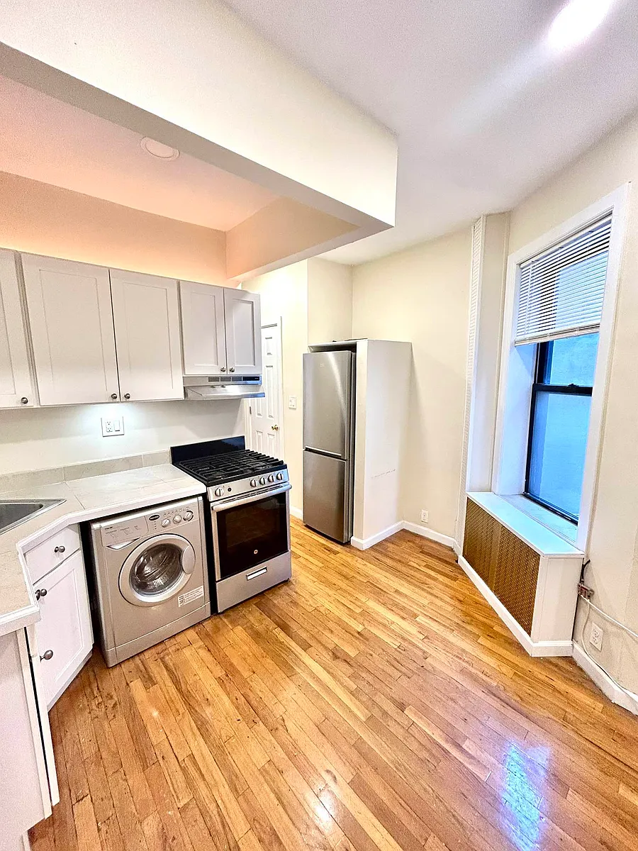 Building Photo - 608 E 9th St #9