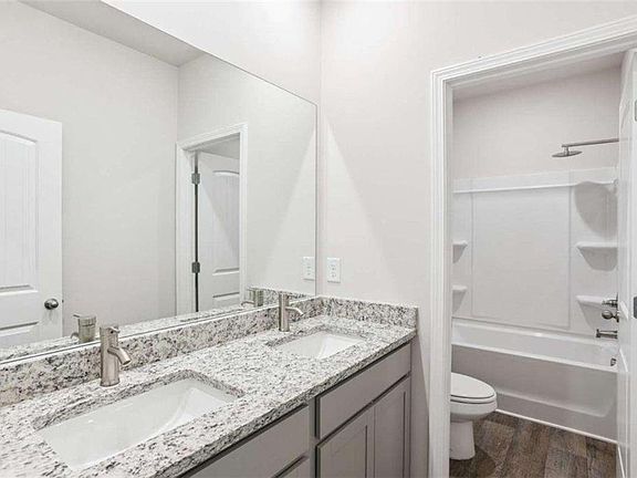 3rd image of 476 Orwell Dr