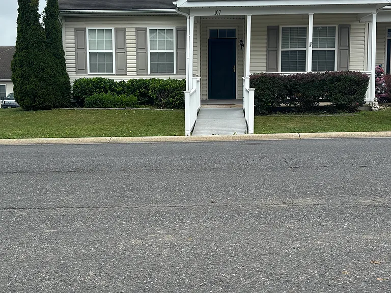 107 Heartwood Dr — Photo 1