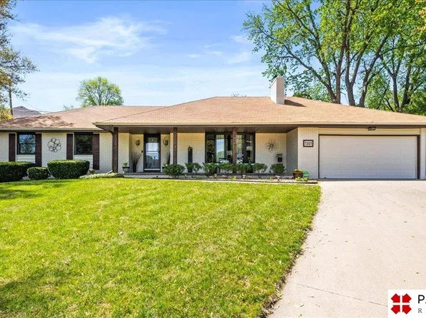 1301 N 97th Cir, Omaha, NE 68114