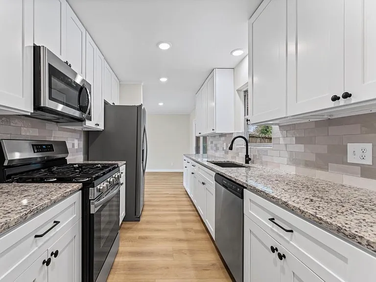 7102 Sharpview Dr — Photo 14