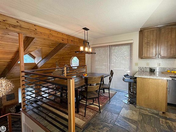 5th image of 23498 Ontario Dr
