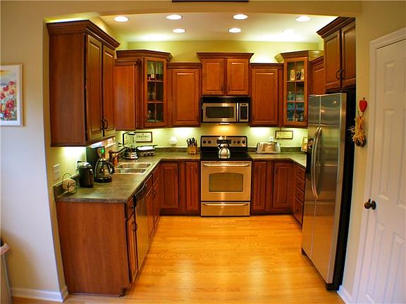 3rd image of 1035 Pittman Dr