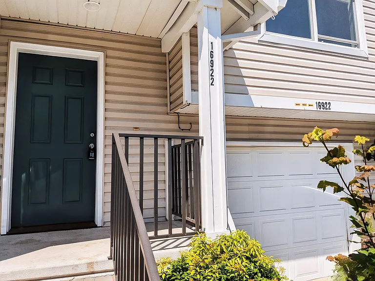 Halsey East Townhomes — Photo 2