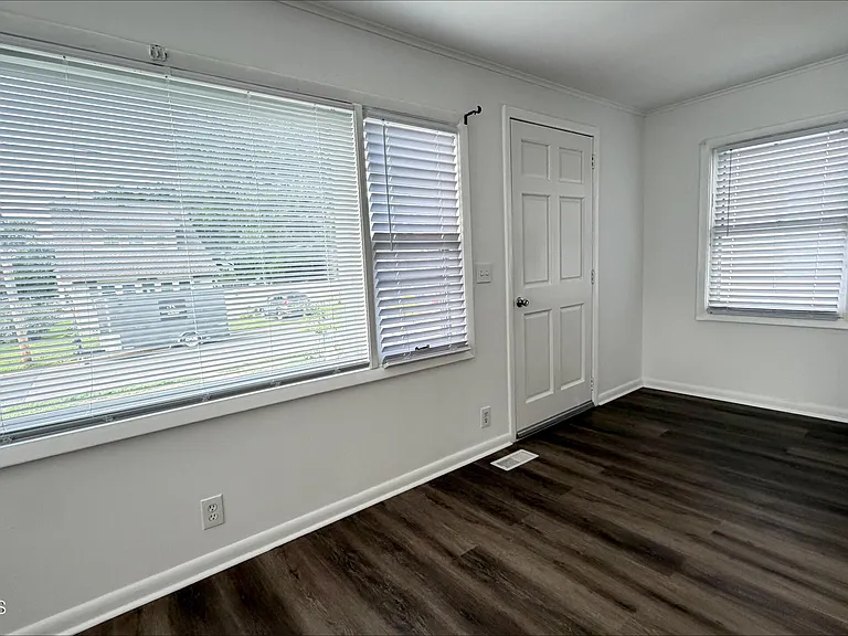 104 Burlington Ave — Photo 7