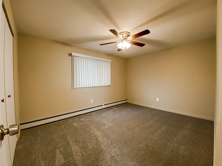 Holland Gardens Apartments — Photo 17