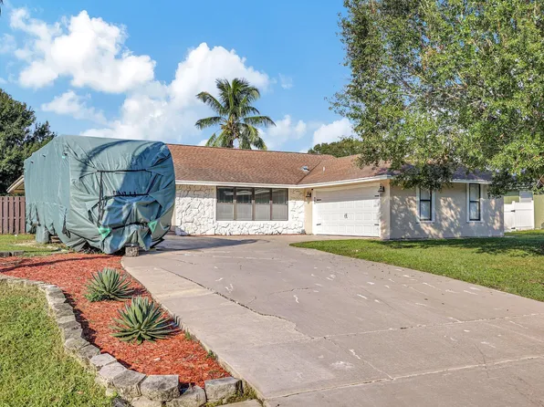 1092 SE Prineville Street, Port St Lucie, FL 34983