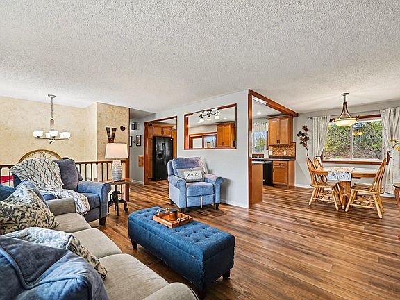 4th image of 296 Logan Ave E
