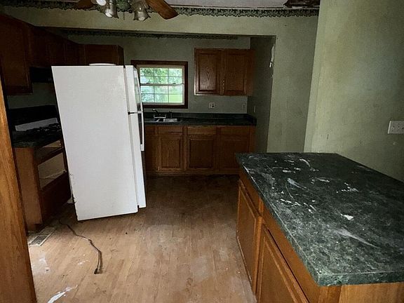 5th image of 212 N East St