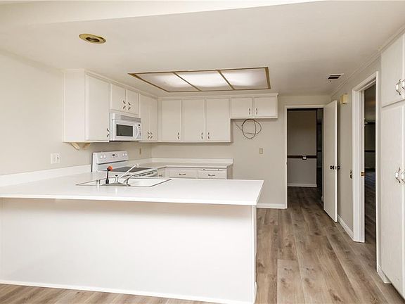 3rd image of 27383 Embassy St
