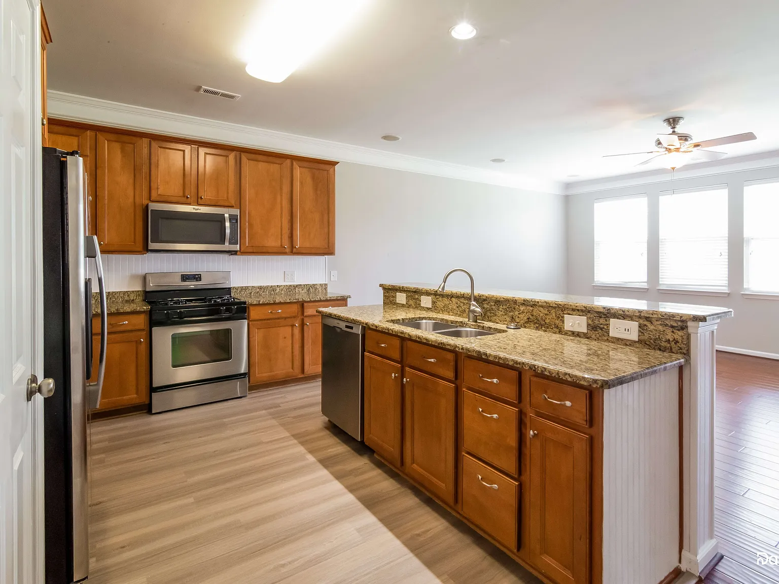 4 bed, 2.5 bath, 2330 sqft, $2,500 — Photo 4