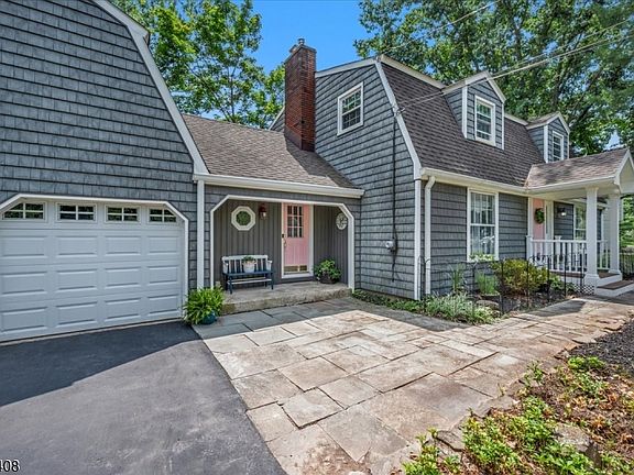 3rd image of 1094 Cambridge Ln
