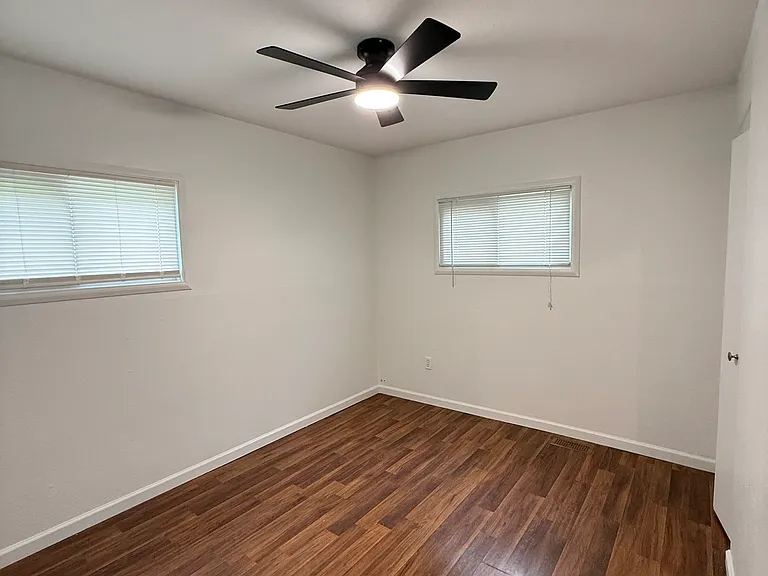 1004 Elm St — Photo 16