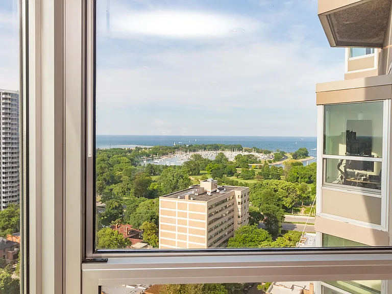 720 W Gordon Ter #22G — Photo 1