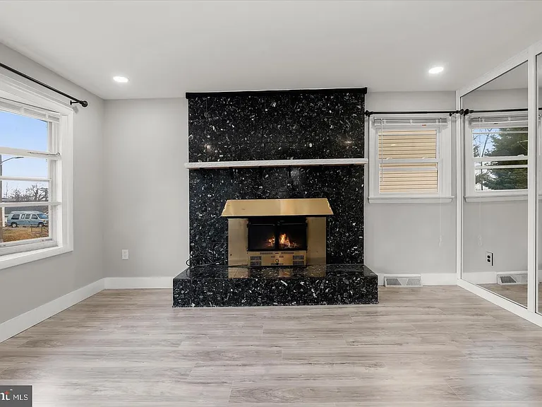 517 Winters Ln — Photo 8