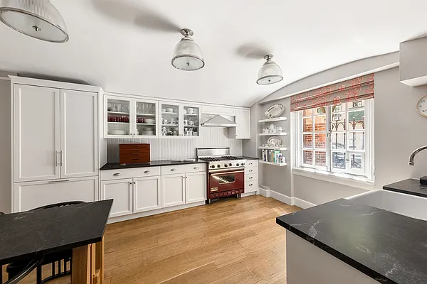 Sold by Sotheby's International Realty | media 6