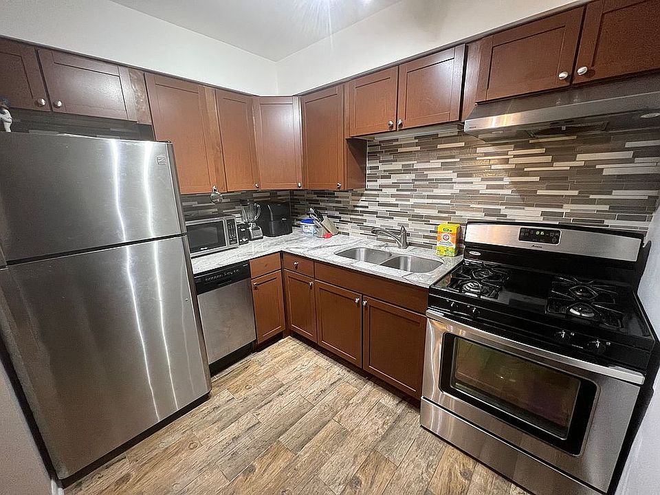 1st image of 3620 N Pine Grove Ave APT 204