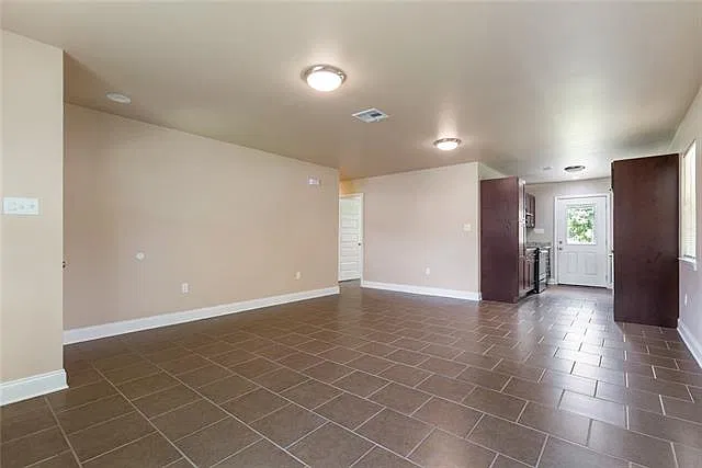 3 bed, 2.0 bath, 1200 sqft, $1,800 — Photo 4