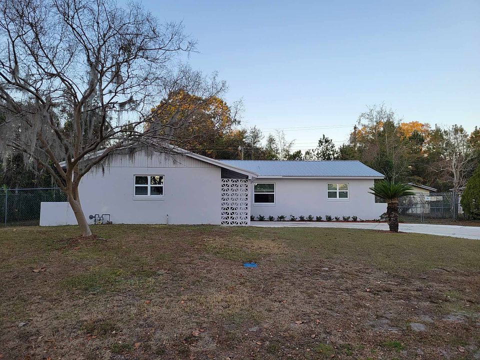 1st image of 305 SE Greg Pl