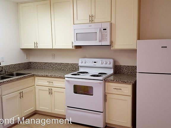3rd image of 1328 D St APT 06