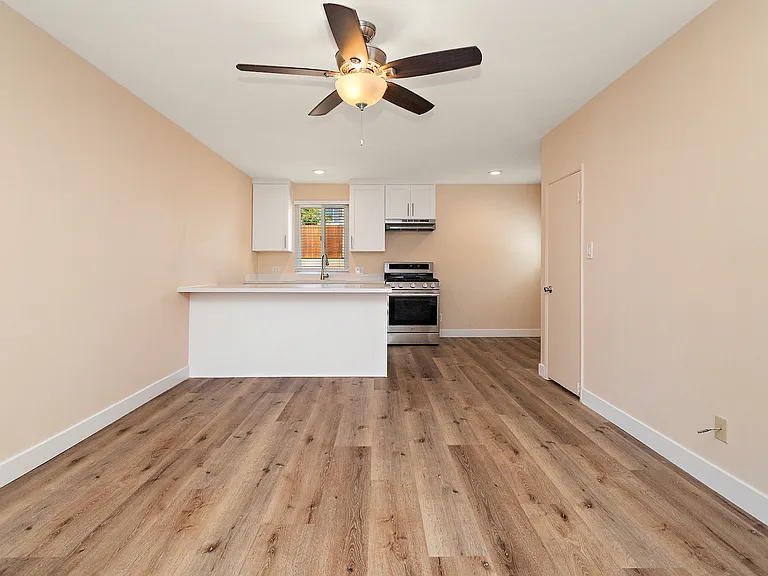 430 N Maria Ave — Photo 8