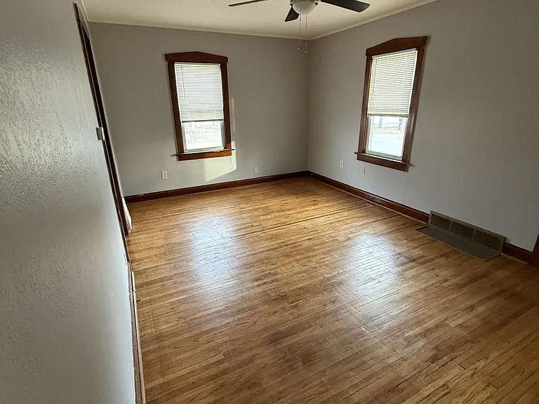 524 Upton Ave — Photo 3