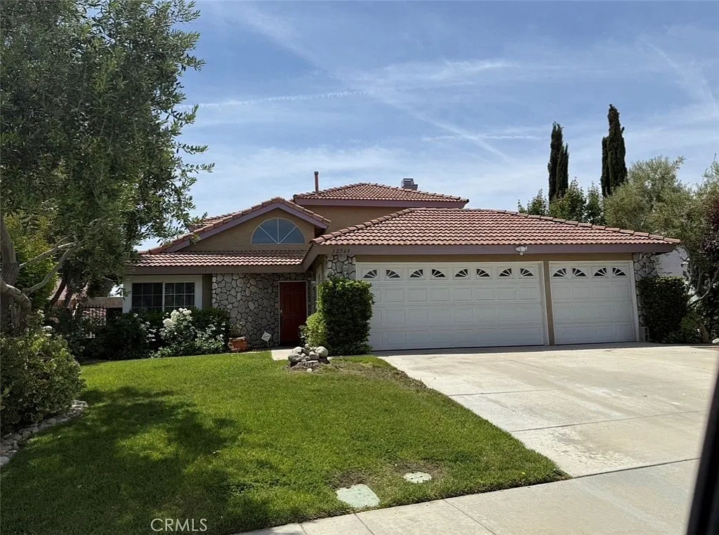 4 bed, 1894 sqft, $3,200 — Photo 1
