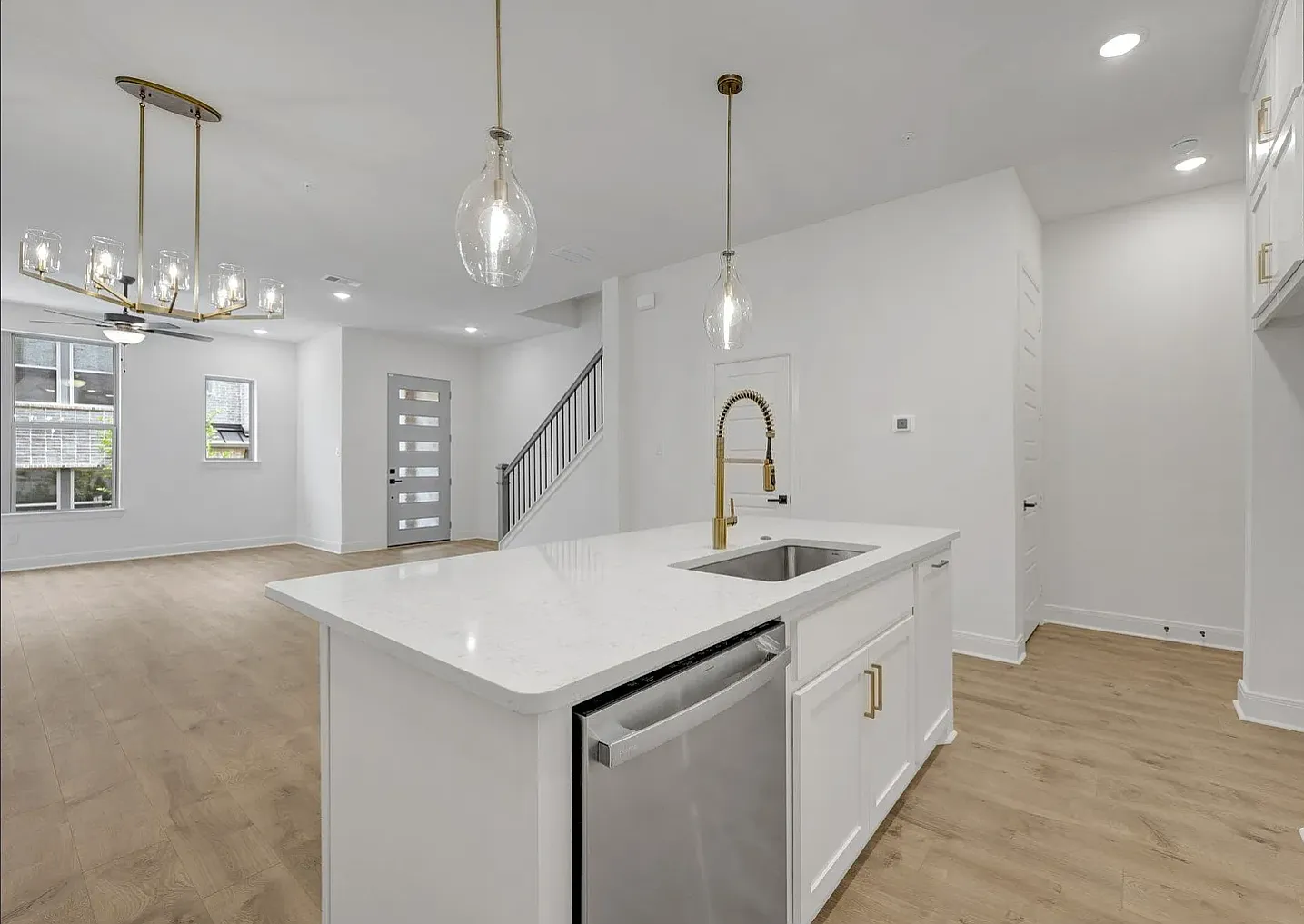 3 bed, 2546 sqft, $4,498 — Photo 2