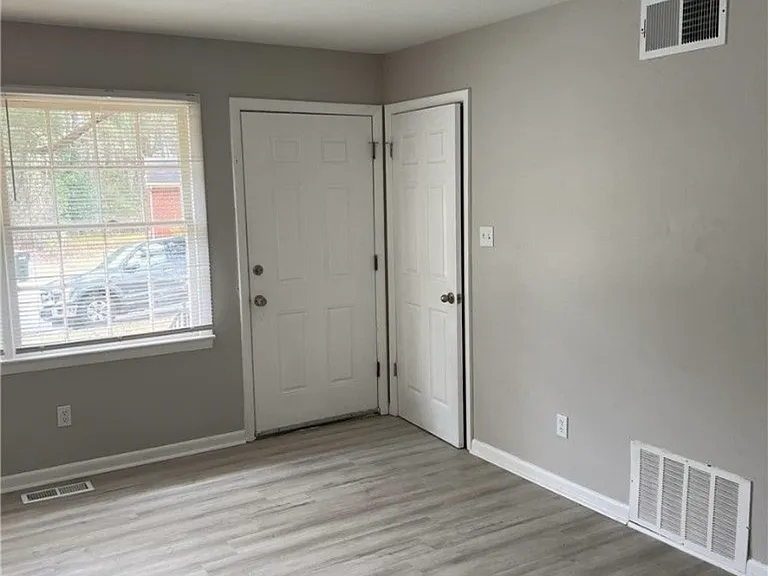 1445 Thelbert Dr — Photo 3
