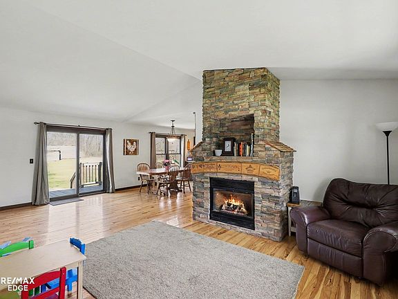 5th image of 244 W Burnside Rd