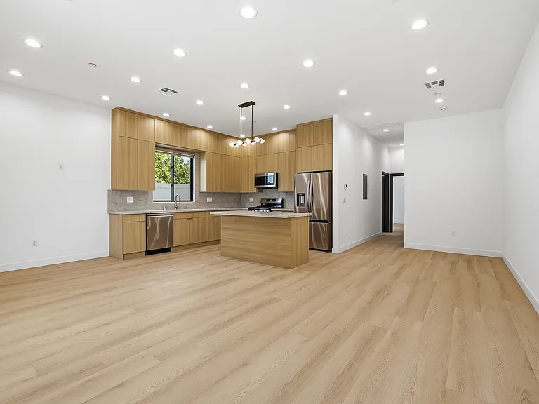 7941 Rhodes Ave — Photo 2