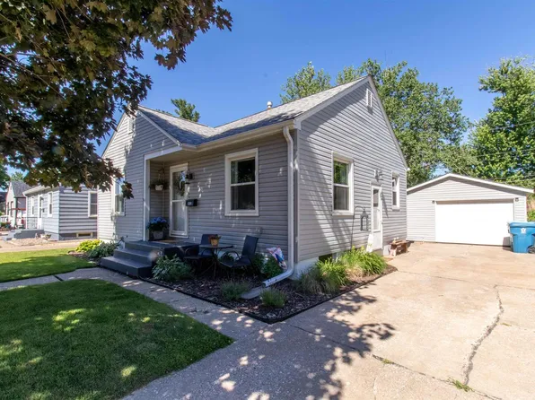 2318 4th St #A, East Moline, IL 61244