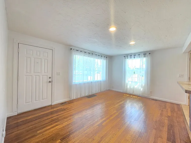 5621 N Hemlock St — Photo 5