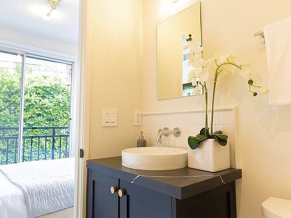 5th image of 135 N Doheny Dr APT 103