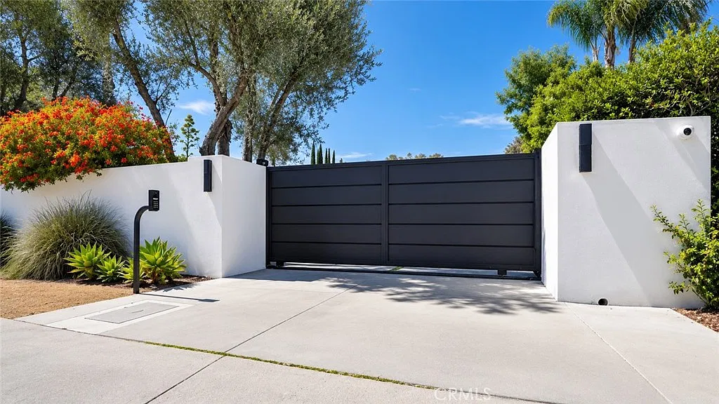 6 bed, 5873 sqft, $27,500 — Photo 4