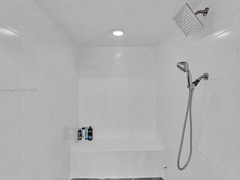 616 NE 195th St — Photo 17