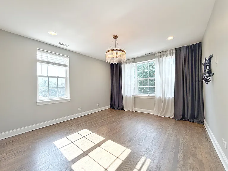 2427 W Grenshaw St #2 — Photo 6