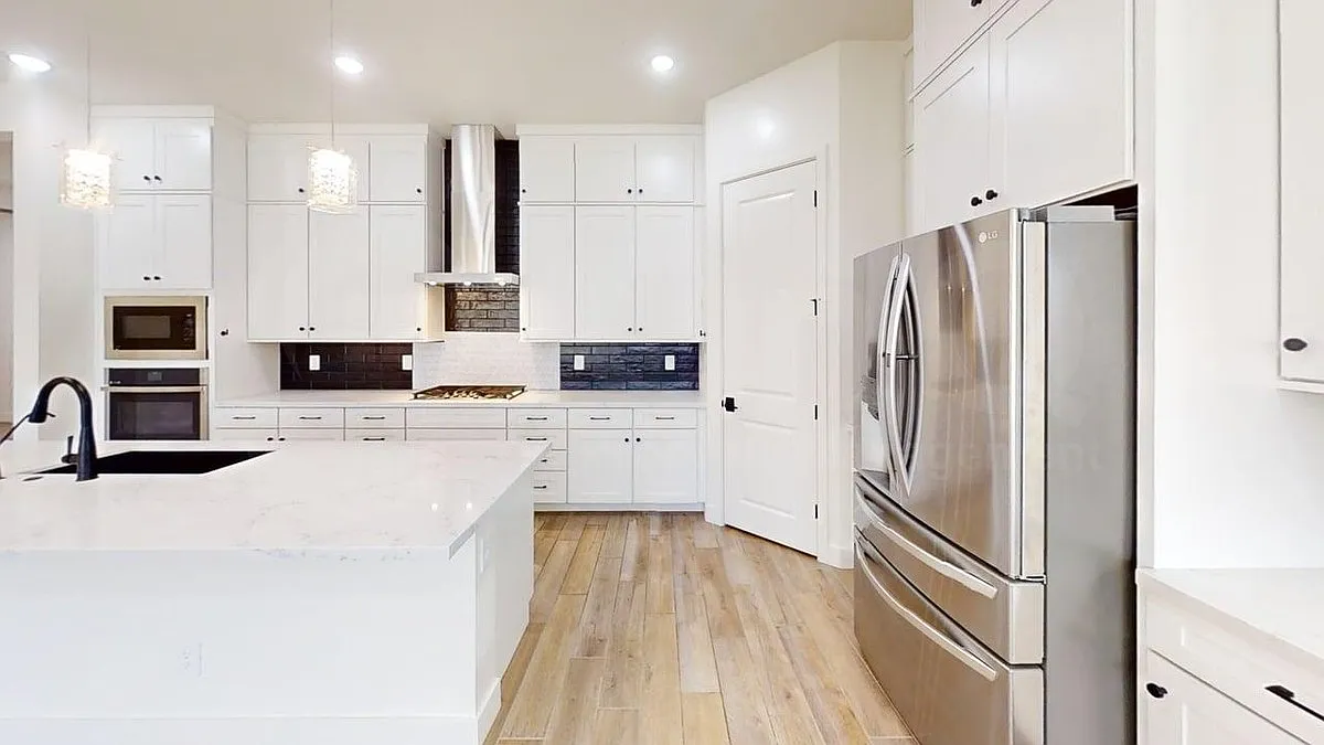 3 bed, 2.5 bath, 2407 sqft, $3,700 — Photo 4