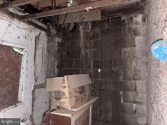 5th image of 2613 Deacon St