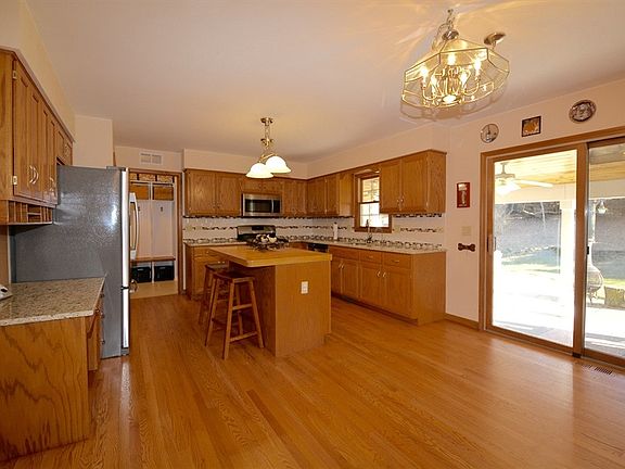 Kitchen w/Granite counters