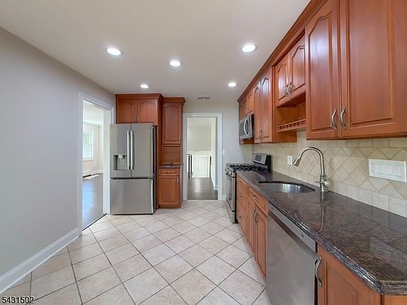 4th image of 8 Woodland Dr
