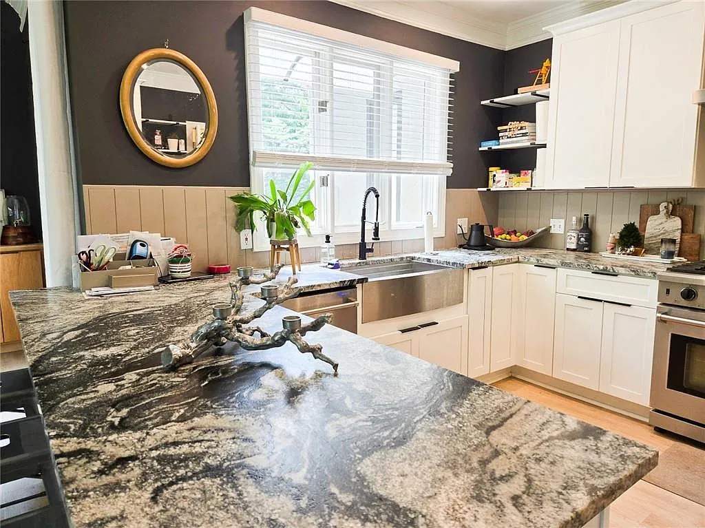 4 bed, 3.0 bath, 2818 sqft, $4,290 — Photo 4