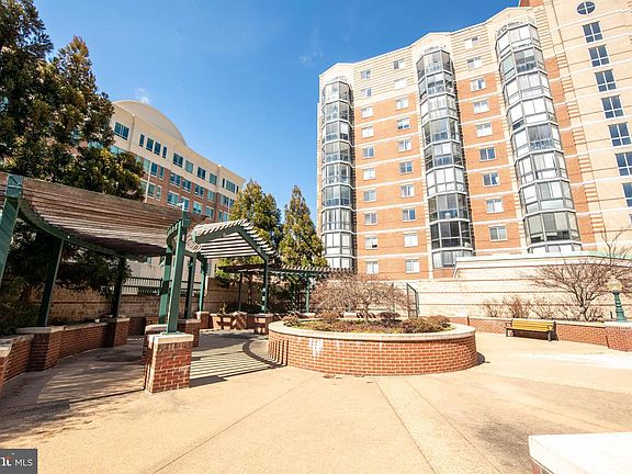 5th image of 24 Courthouse Sq APT 212