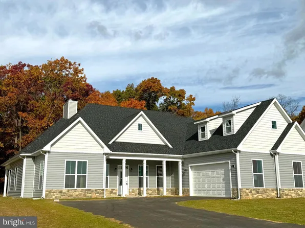 317 Glenaire Rd, Bunker Hill, WV 25413