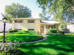 1926 E Yuma Ln, Mount Prospect, IL 60056
